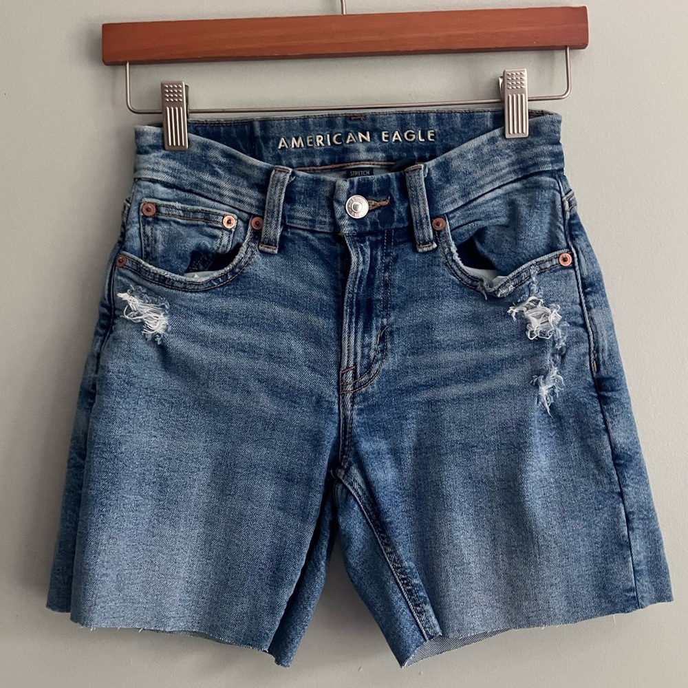 AMERICAN EAGLE Mid Rise Curvy Straight Raw Hem Denim Shorts Size 00